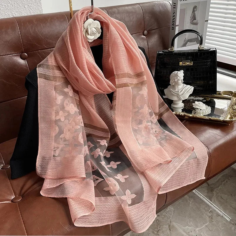 Foulard Chance en Soie Dorée - Élégance et Protection