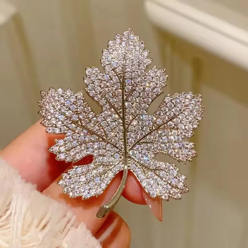 Broche Élégante Feuille d'Érable avec Strass