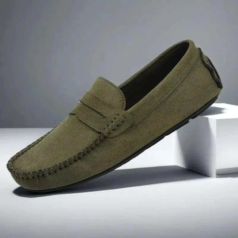 Chaussures d'été en daim pour hommes, confortables et chic.