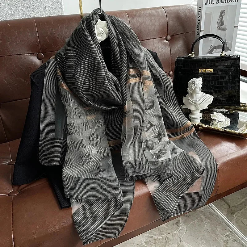 Foulard Chance en Soie Dorée - Élégance et Protection