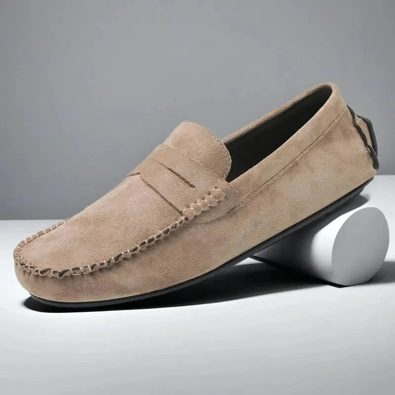 Chaussures d'été en daim pour hommes, confortables et chic.
