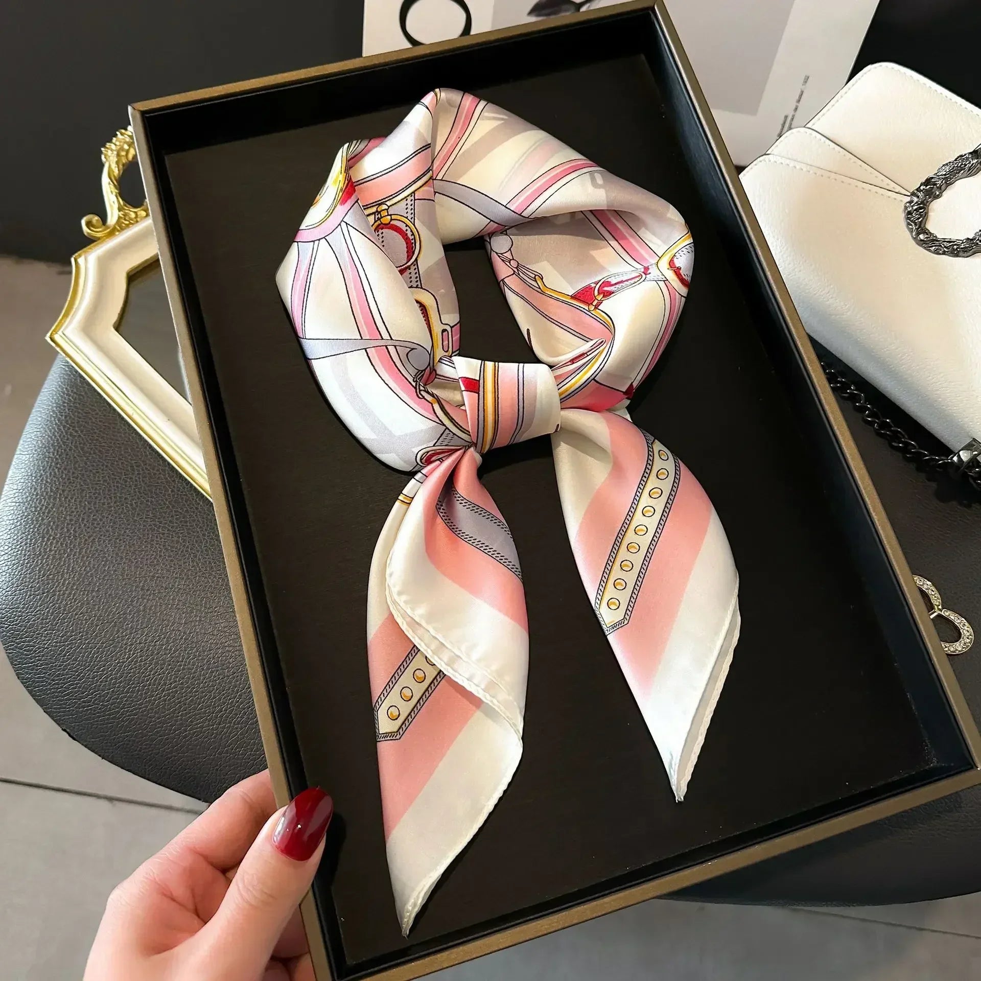 Foulard Luxe Satiné Équestre pour Femme