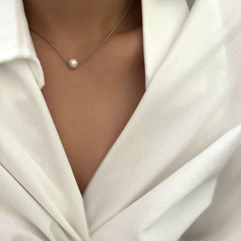 Collier Élégant à Perles Blanches & Ruban Noir