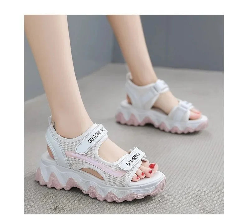 Ondulée Chic : Sandales Décontractées Été