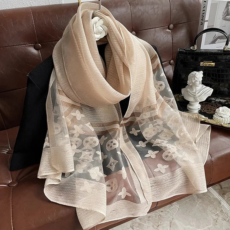 Foulard Chance en Soie Dorée - Élégance et Protection