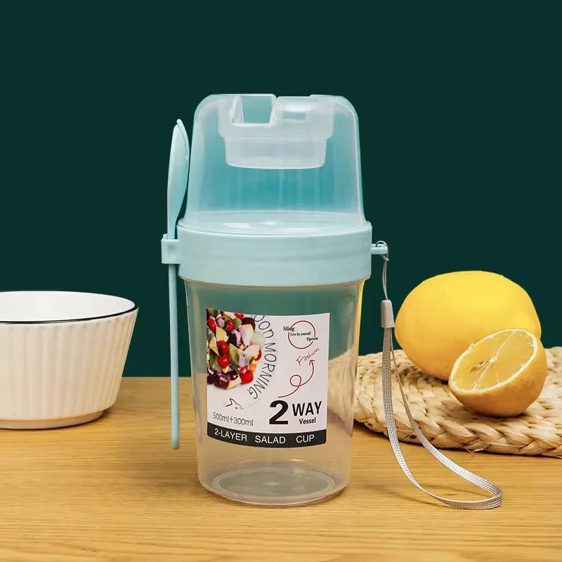 Tasse à salade nomade avec couvercle et fourchette.