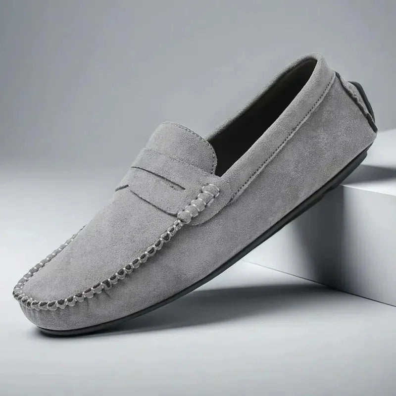 Chaussures d'été en daim pour hommes, confortables et chic.