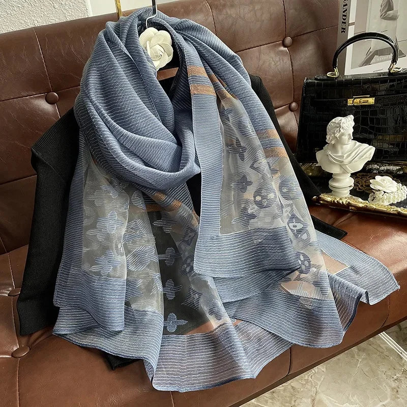 Foulard Chance en Soie Dorée - Élégance et Protection