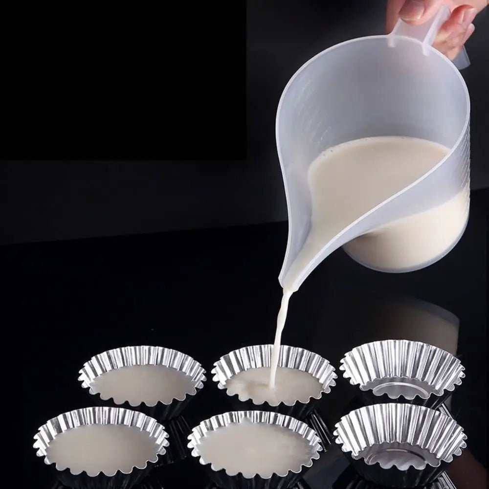 Pichet gradué en plastique 1000ml avec bec long et entonnoir - Zone shopping